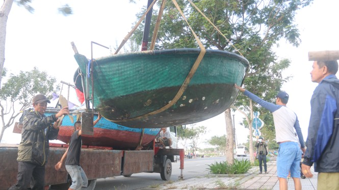 Người dân Đà Nẵng hối hả đưa tàu thuyền đi tránh bão số 9 - ảnh 6