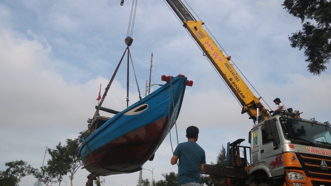 Người dân Đà Nẵng hối hả đưa tàu thuyền đi tránh bão số 9 - ảnh 7