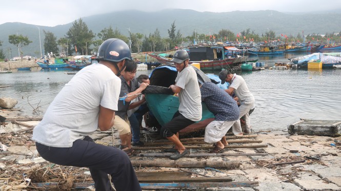 Người dân Đà Nẵng hối hả đưa tàu thuyền đi tránh bão số 9 - ảnh 4