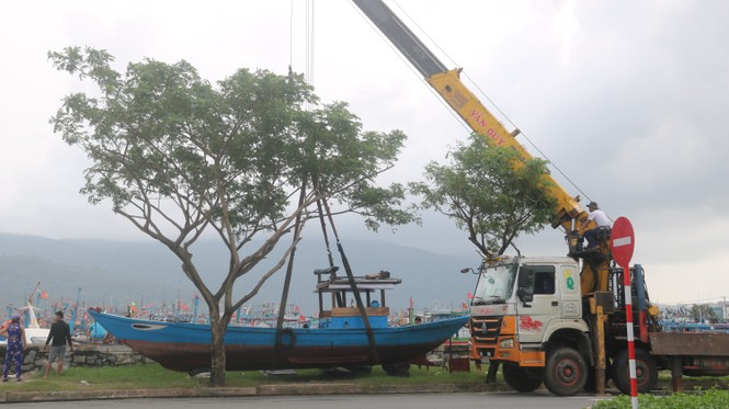 Người dân Đà Nẵng hối hả đưa tàu thuyền đi tránh bão số 9 - ảnh 11
