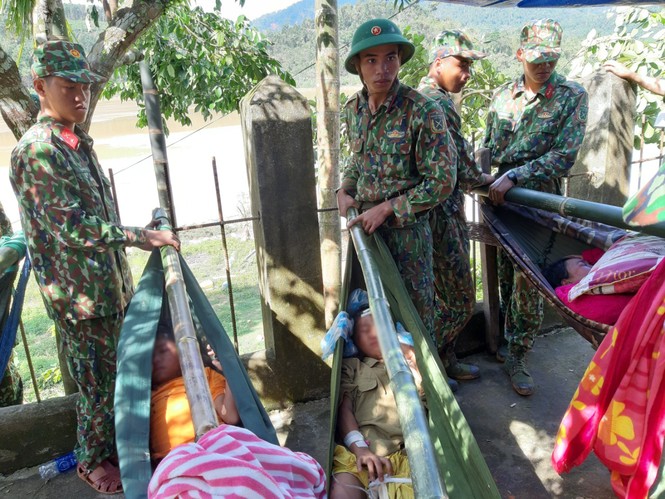 A total of 22 students were injured in 2 landslides in South Tra My - photo 1