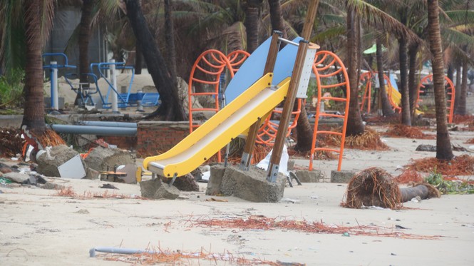     Trash flooded Danang's beaches after a storm - photo 14