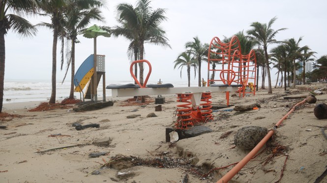     Trash flooded Danang's beaches after a storm - photo 13