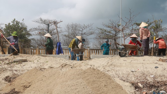     Trash flooded Danang's beaches after a storm - photo 12