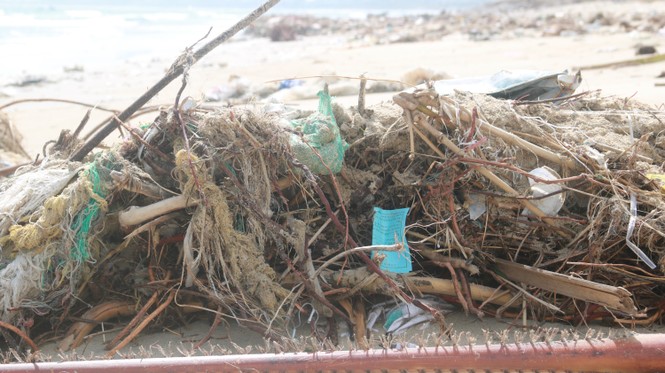     Garbage flooding Danang's beaches after a storm - photo 8