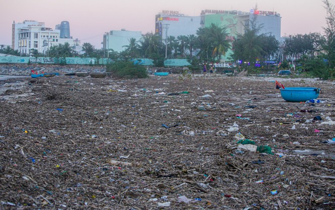     Trash flooded Danang's beaches after a storm - photo 11