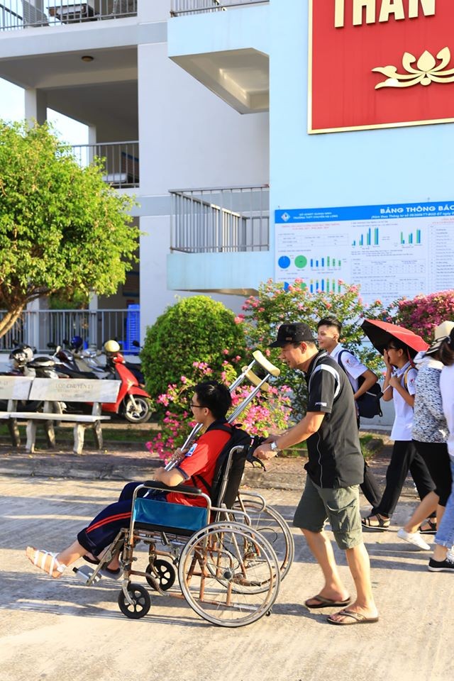 Những khoảnh khắc đẹp của kỳ thi vào lớp 10: Sĩ tử đừng lo, mọi người đều sẽ tiếp sức! - ảnh 8