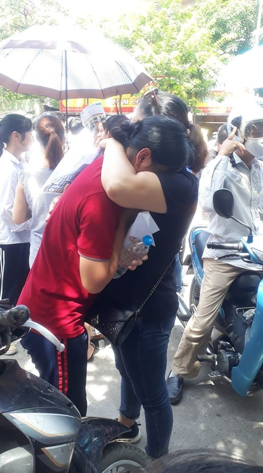 Những khoảnh khắc đẹp của kỳ thi vào lớp 10: Sĩ tử đừng lo, mọi người đều sẽ tiếp sức! - ảnh 4
