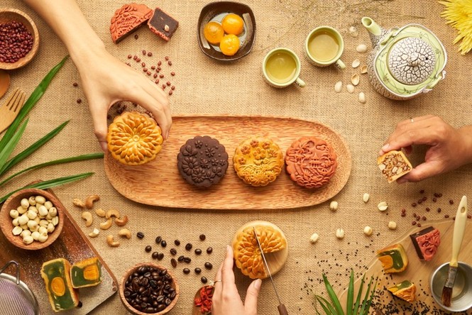Bánh Trung Thu có lượng calo bằng 5 chiếc đùi gà, nên ăn như thế nào để