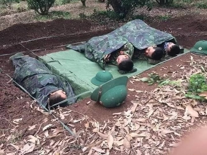 Hình ảnh chú bộ đội hát hay như ca sĩ, ngồi trên xe đẩy nhau khiến dân mạng