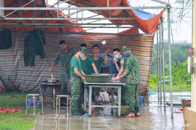 Hình ảnh chú bộ đội hát hay như ca sĩ, ngồi trên xe đẩy nhau khiến dân mạng