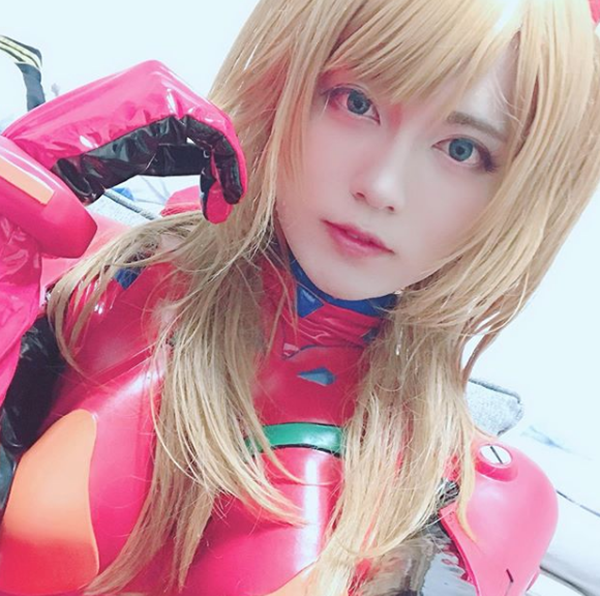 Dân mạng dậy sóng với màn tẩy trang thành công của nữ hoàng cosplay - ảnh 1