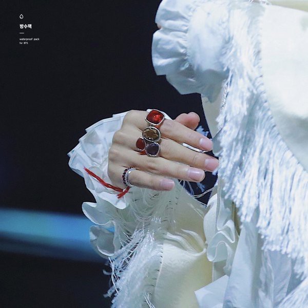 V (BTS) tiết lộ bí quyết có bàn tay đẹp - ảnh 2