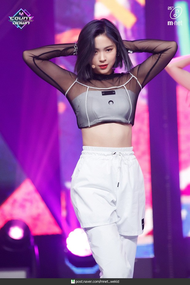 ITZY: stylist tiếp tục bị chỉ trích khi biến quần chíp thành áo ống - ảnh 2