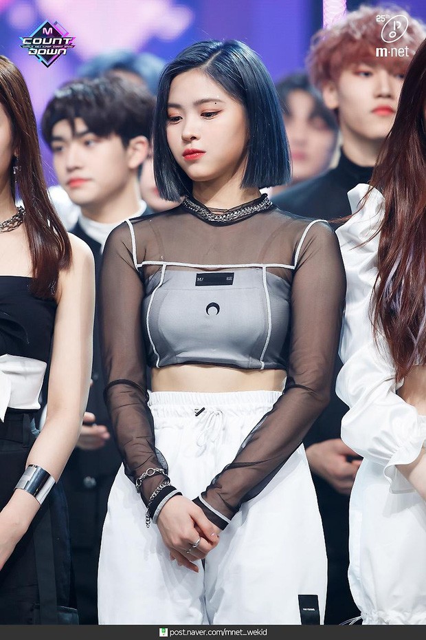 ITZY: stylist tiếp tục bị chỉ trích khi biến quần chíp thành áo ống - ảnh 3