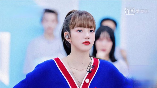 Lisa làm cô giáo nghiêm khắc trong Thanh Xuân Có Bạn 2. - ảnh 1