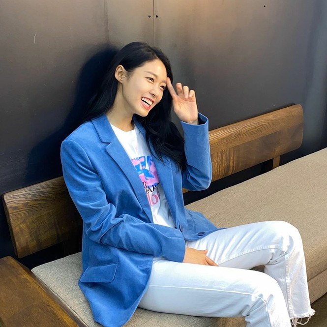 Sao Hàn 24H: Joy cùng Seolhyun diện đồ menswear - ảnh 1