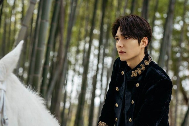 Lee Min Ho tiếp tục khoe vẻ đẹp trai trong loạt ảnh mới của Quân Vương Bất Diệt - ảnh 2