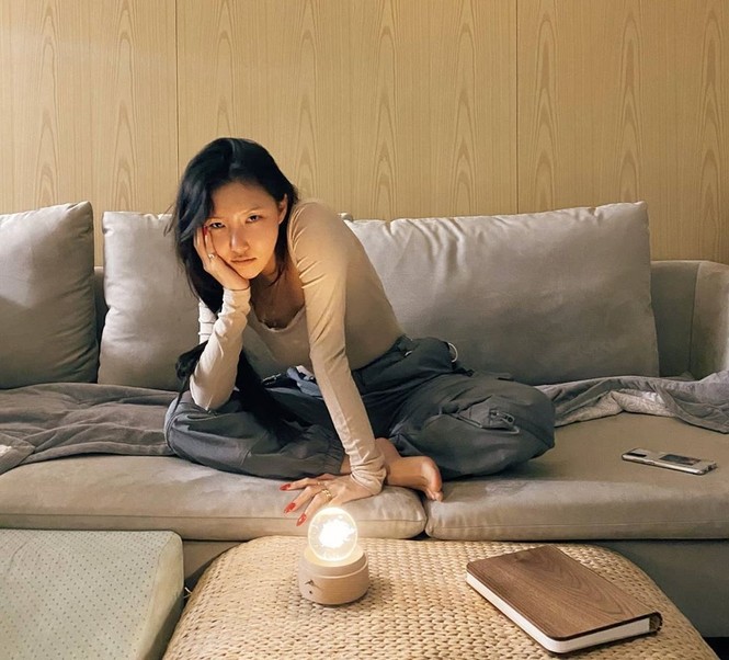 Sao Hàn 24H: Lisa gây bão Instagram với ảnh khoe chân dài - ảnh 1
