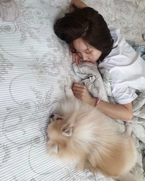 Sao Hàn 24H: Lisa gây bão Instagram với ảnh khoe chân dài - ảnh 5