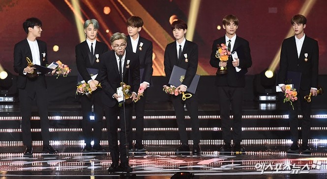 Sau bê bối Itaewon, người Hàn đòi tước huân chương văn hóa của Jungkook (BTS) - ảnh 2
