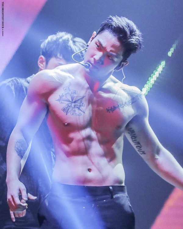 Trời nóng như vầy chỉ có ngắm nam thần K-Pop cởi áo là hạ nhiệt nhanh nhất - ảnh 1