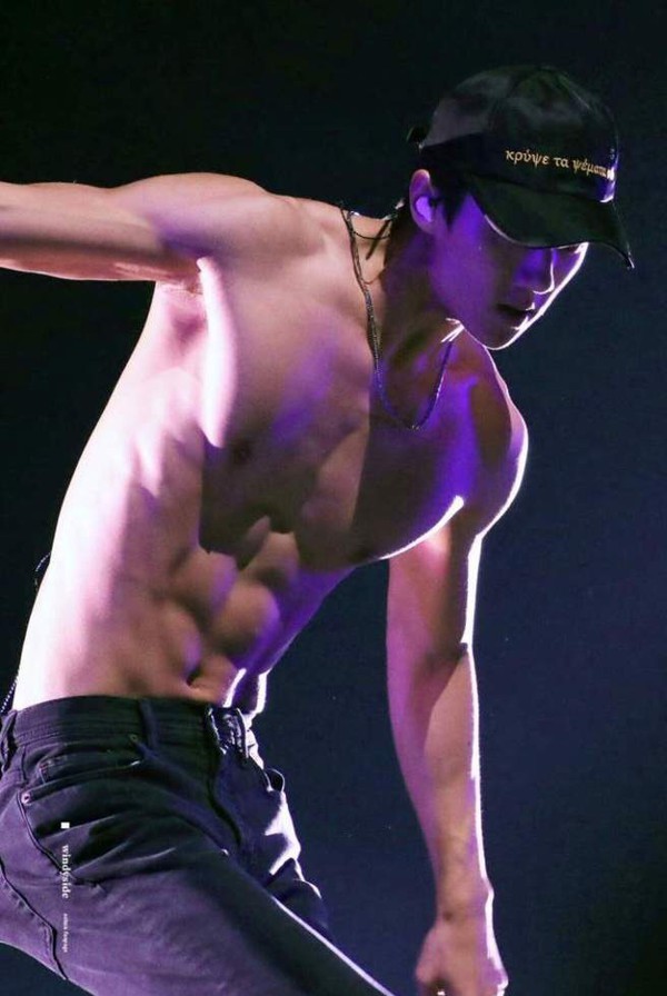 Trời nóng như vầy chỉ có ngắm nam thần K-Pop cởi áo là hạ nhiệt nhanh nhất - ảnh 10