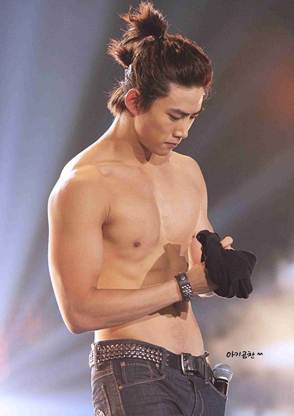 Trời nóng như vầy chỉ có ngắm nam thần K-Pop cởi áo là hạ nhiệt nhanh nhất - ảnh 12