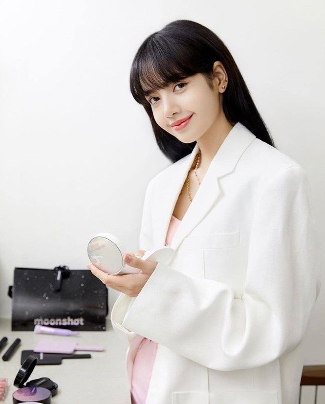 Dở khóc dở cười như Lisa: chụp ảnh quảng cáo mỹ phẩm nhưng khiến vòng cổ cháy hàng - ảnh 4
