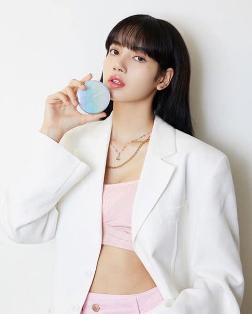 Dở khóc dở cười như Lisa: chụp ảnh quảng cáo mỹ phẩm nhưng khiến vòng cổ cháy hàng - ảnh 1