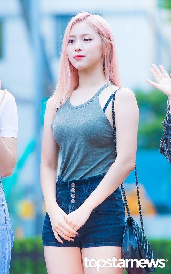 Ryu Jin (ITZY) diện trang phục gì mà netizen Hàn bảo “không dám mặc thế này ra đường”? - ảnh 1