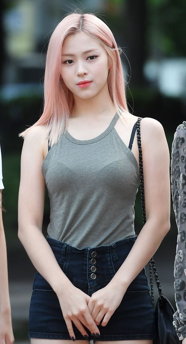 Ryu Jin (ITZY) diện trang phục gì mà netizen Hàn bảo “không dám mặc thế này ra đường”? - ảnh 2