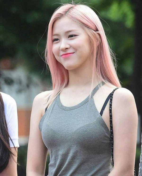 Ryu Jin (ITZY) diện trang phục gì mà netizen Hàn bảo “không dám mặc thế này ra đường”? - ảnh 3