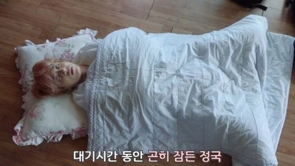 Jungkook có thói quen nằm ngủ như thế nào mà ARMY khuyên “bỏ ngay đi anh”? - ảnh 1