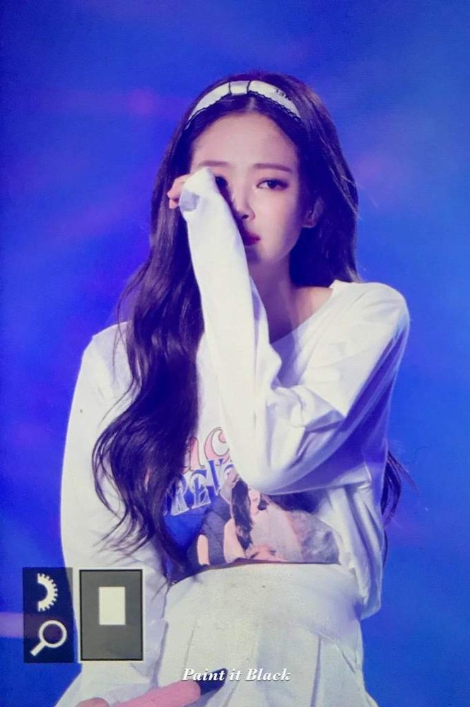 Những khoảnh khắc khiến fan K-Pop lo lắng cho sức khỏe tâm lý của Jennie (BLACKPINK) - ảnh 1