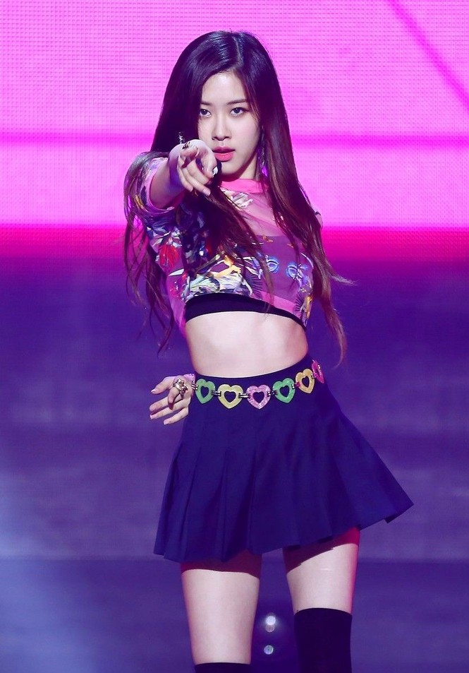 Lấy băng đô làm thắt lưng, Rosé (BLACKPINK) sắp tạo trend mới để khoe vòng eo nhỏ? - ảnh 4