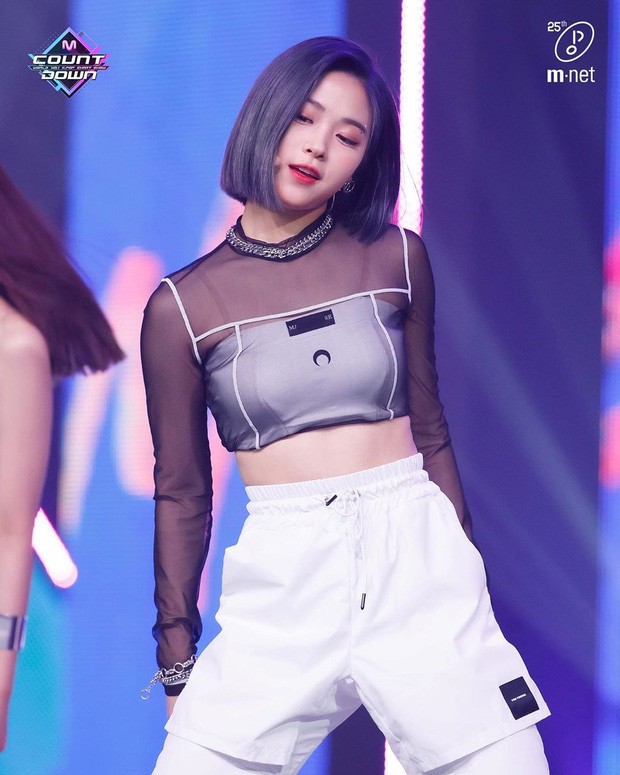 Cùng biến quần thành áo ống, cớ sao stylist BLACKPINK được khen còn stylist ITZY bị chê? - ảnh 1