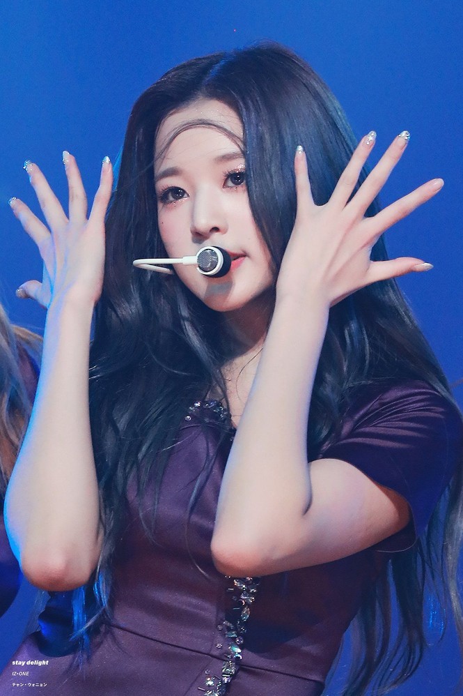 Người khác có vòng eo nhỏ siêu thực, Jang Won Young (IZ*ONE) sở hữu bàn tay dài siêu thực - ảnh 2