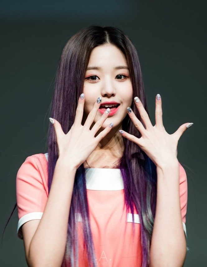 Người khác có vòng eo nhỏ siêu thực, Jang Won Young (IZ*ONE) sở hữu bàn tay dài siêu thực - ảnh 8