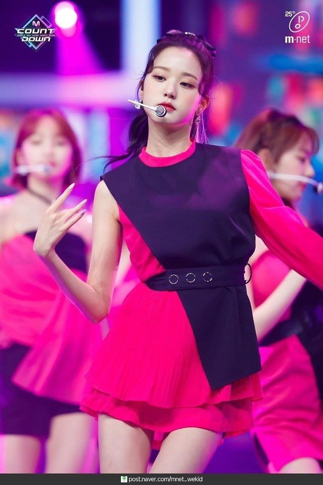 Người khác có vòng eo nhỏ siêu thực, Jang Won Young (IZ*ONE) sở hữu bàn tay dài siêu thực - ảnh 9