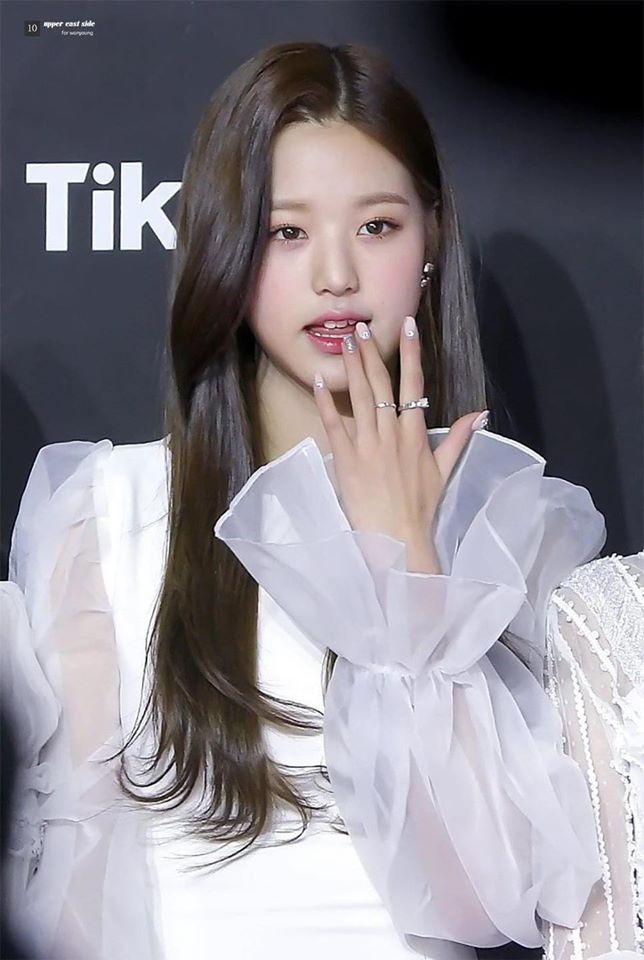 Người khác có vòng eo nhỏ siêu thực, Jang Won Young (IZ*ONE) sở hữu bàn tay dài siêu thực - ảnh 3