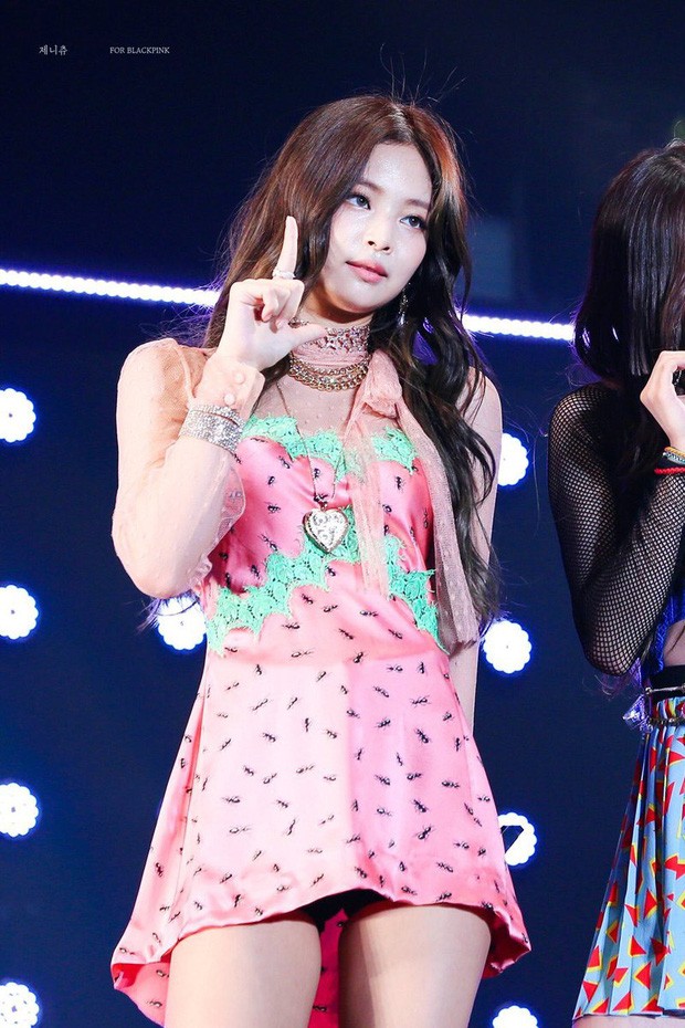 Ngay cả “Nữ hoàng thời trang” Jennie (BLACKPINK) cũng có những bộ cánh “nhìn là muốn quay xe” - ảnh 6