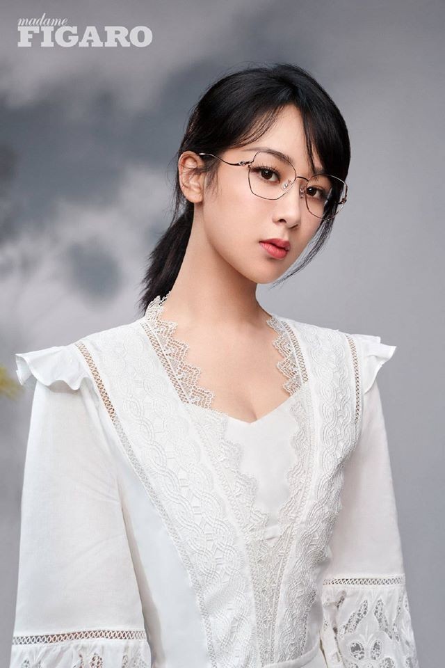 Cư dân mạng phát sốt với clip Dương Tử lộ gương mặt cứng đờ nhưng sự thực là gì? - ảnh 1