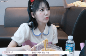 Khó chịu khi có người ăn chung mỳ: Sakura (IZ*ONE) quá khó tính hay do văn hóa khác biệt? - ảnh 2