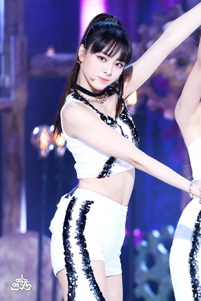 Hội “nữ idol đẹp như Thủy thủ Mặt Trăng” kết nạp thành viên: Dáng chuẩn như búp bê sống - ảnh 1