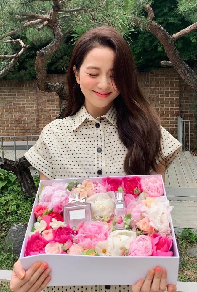 Khi hai “nàng thơ Dior” Hàn - Trung đối đầu: Sang chảnh hay ngọt ngào sẽ thắng thế? - ảnh 2