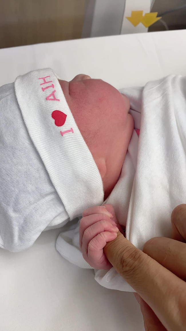 Thu Thủy và Kin Nguyễn vỡ òa hạnh phúc đón chào công chúa nhỏ siêu xinh xắn - ảnh 2