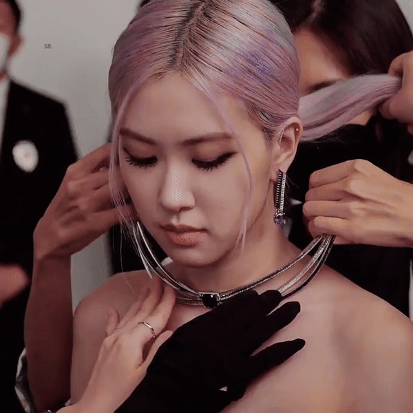 Chụp ảnh với vòng cổ trị giá 20 tỷ có gì khác bình thường, xem Rosé (BLACKPINK) sẽ rõ - ảnh 3