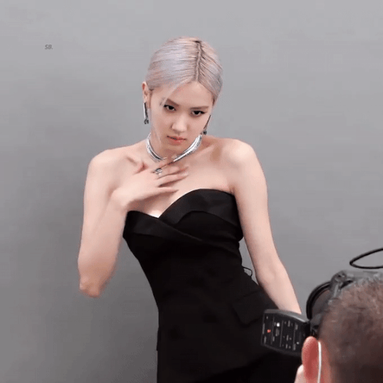 Chụp ảnh với vòng cổ trị giá 20 tỷ có gì khác bình thường, xem Rosé (BLACKPINK) sẽ rõ - ảnh 4