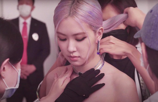 Chụp ảnh với vòng cổ trị giá 20 tỷ có gì khác bình thường, xem Rosé (BLACKPINK) sẽ rõ - ảnh 2